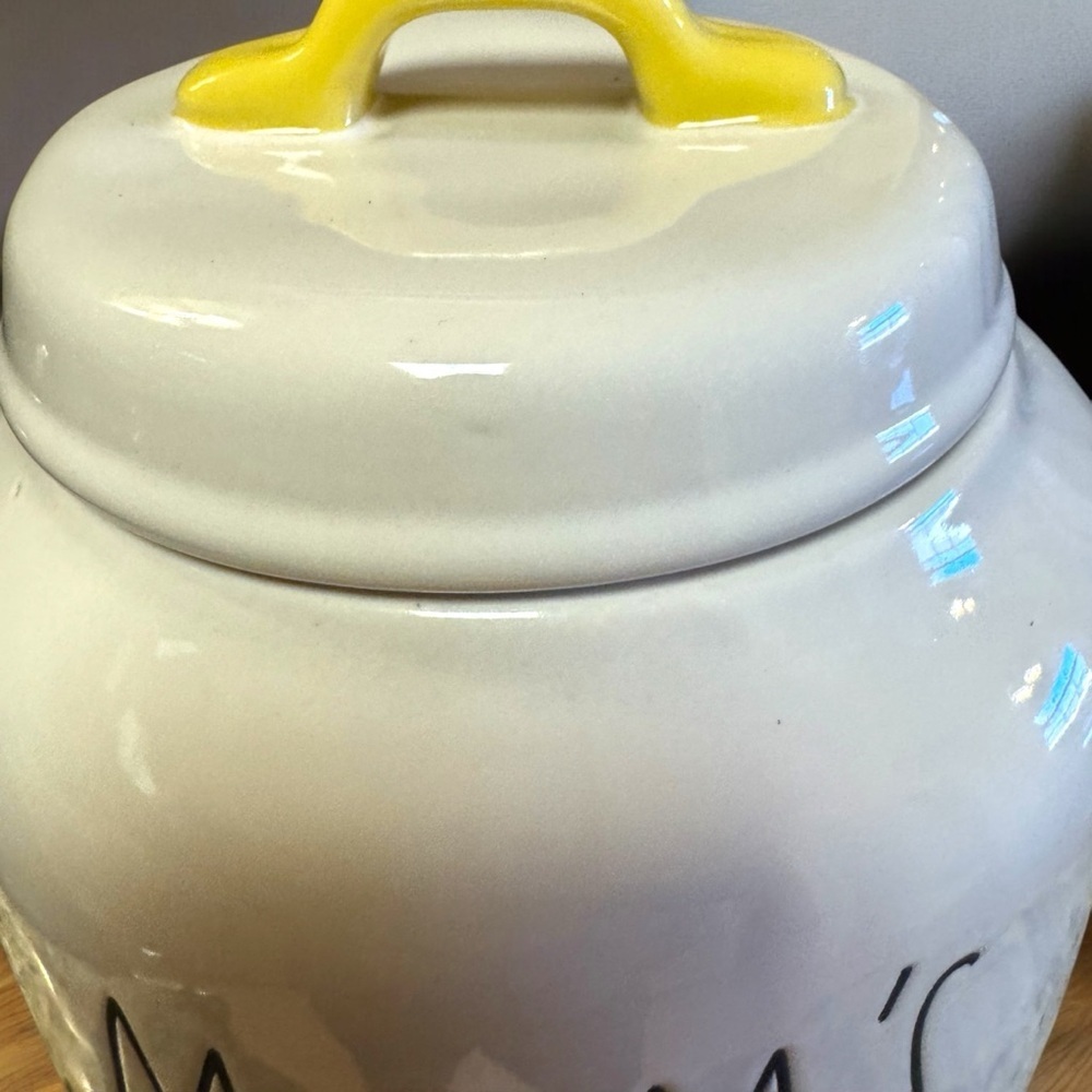 Rae Dunn MOMS KITCHEN Spring Daisy Collectible Canister NWOT Yellow & White Cute - Picture 4 of 16
